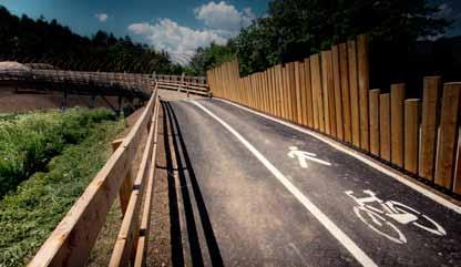 Potete scegliere tra comode biciclettate in famiglia o tra amici nei piacevoli panorami dei verdi prati della zona Pradiei oppure mettervi alla prova con percorsi tecnicamente un po più impegnativi.