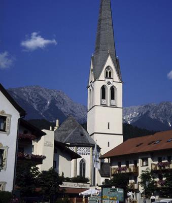 Si arriva ad Innsbruck, splendida città austriaca il cui centro storico merita una visita (da segnalare il "Goldenes Dachl" o "tettuccio d'oro", per i riflessi dorati della copertura in rame).