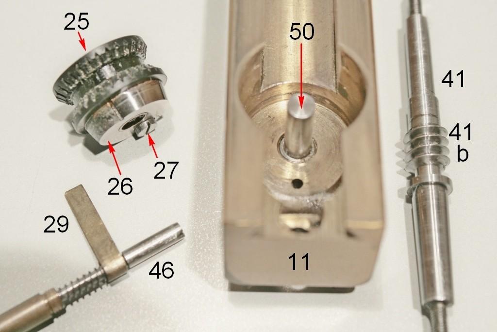 2800 Il complesso formato dalla spina 46 con tutto ciò che essa porta è qui isolato. Si vede bene la camma con la vite 27 che sporge dalla sua faccia. Fig.