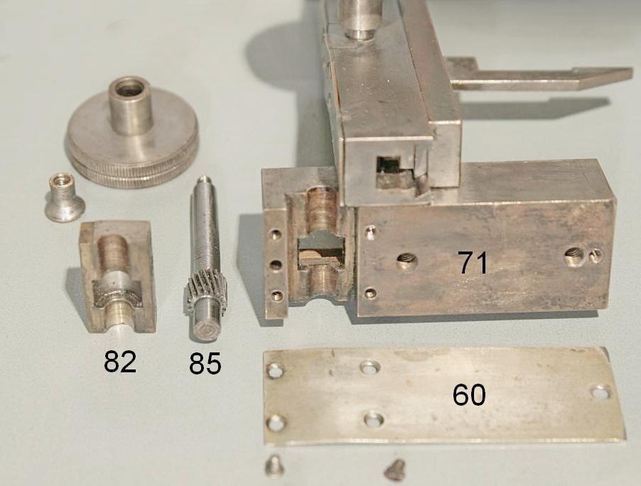 Fig. 2811 Una volta sfilato il pezzo 82, appare la sede dell albero 85, da cui è ricavato il pignone. La sede è scavata a metà fra i pezzi 82 e 71.