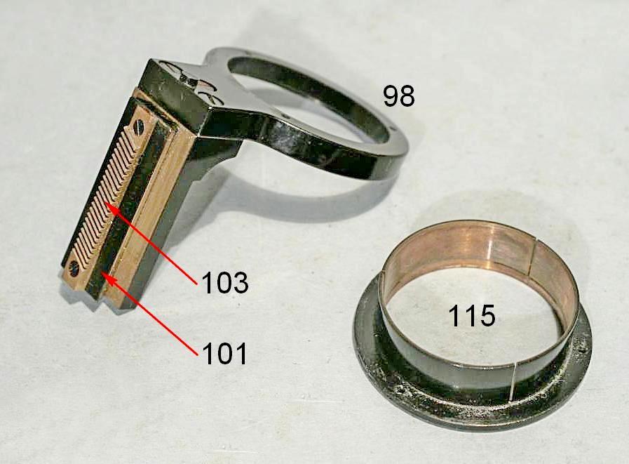 Nella faccia interna del piastrino 110 si notano due solchi obliqui che servono da piccolo deposito per il grasso lubrificante. Fig.