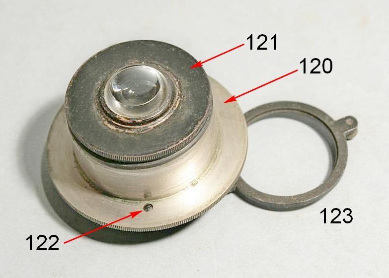 Tre piccole viti da sotto tengono fermo l anello 115, in cui va innestato il condensatore. L anello è elastico perché solcato da tre fenditure a forma di T.