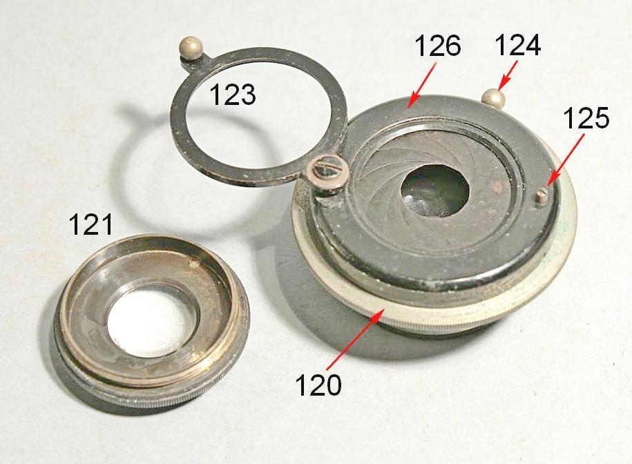 Fig. 2827 Un anello porta-filtri estraibile (123) porta una sede per filtri del diametro di 29,5 mm massimo (il diametro dei filtri più diffusi è 32 mm!). La vite sporgente 125 ne stabilisce la posizione di lavoro.