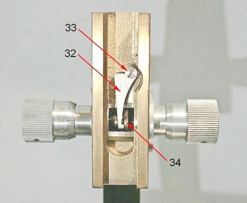 Fig. 2858 Nelle figure 2848/50 a pag. 1081 abbiamo visto com è facile staccare il gruppo macro + tubo dal braccio: basta smontare il piastrino 2.