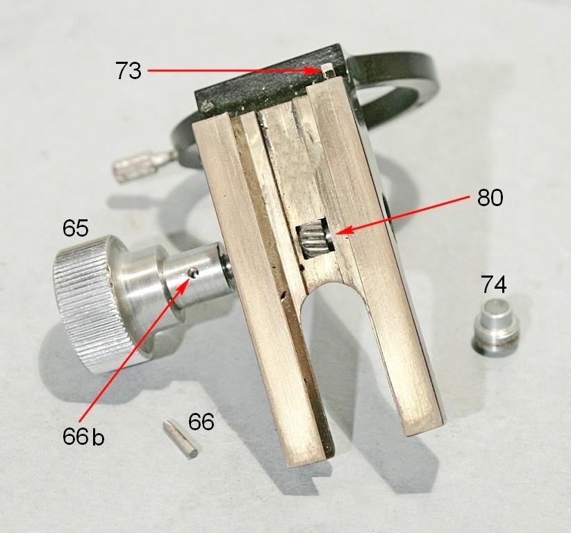 Fig. 2884 Da dietro, appare il pignone (80) ricavato dall albero della manopola 65. La manopola è fissata all albero da una spina conica (66, già vista in fig. 2877 a pag.