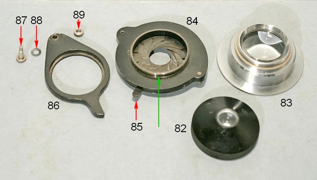 1090 e le sue caratteristiche appaiono molto standard: sistema di Abbe a due lenti; diaframma ad iride e porta-filtri estraibile con una sede del diametro di 32 mm. Fig.