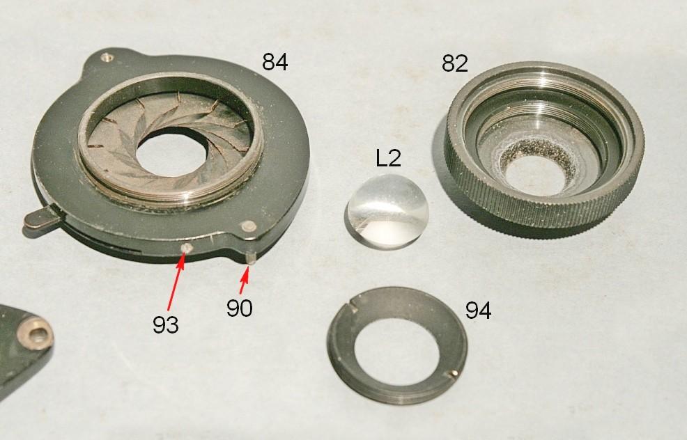 Fig. 2891 La parte superiore del condensatore (82) non è che il barilotto della lente frontale, semisferica (L2), fissata anch essa da un anello a vite (94).