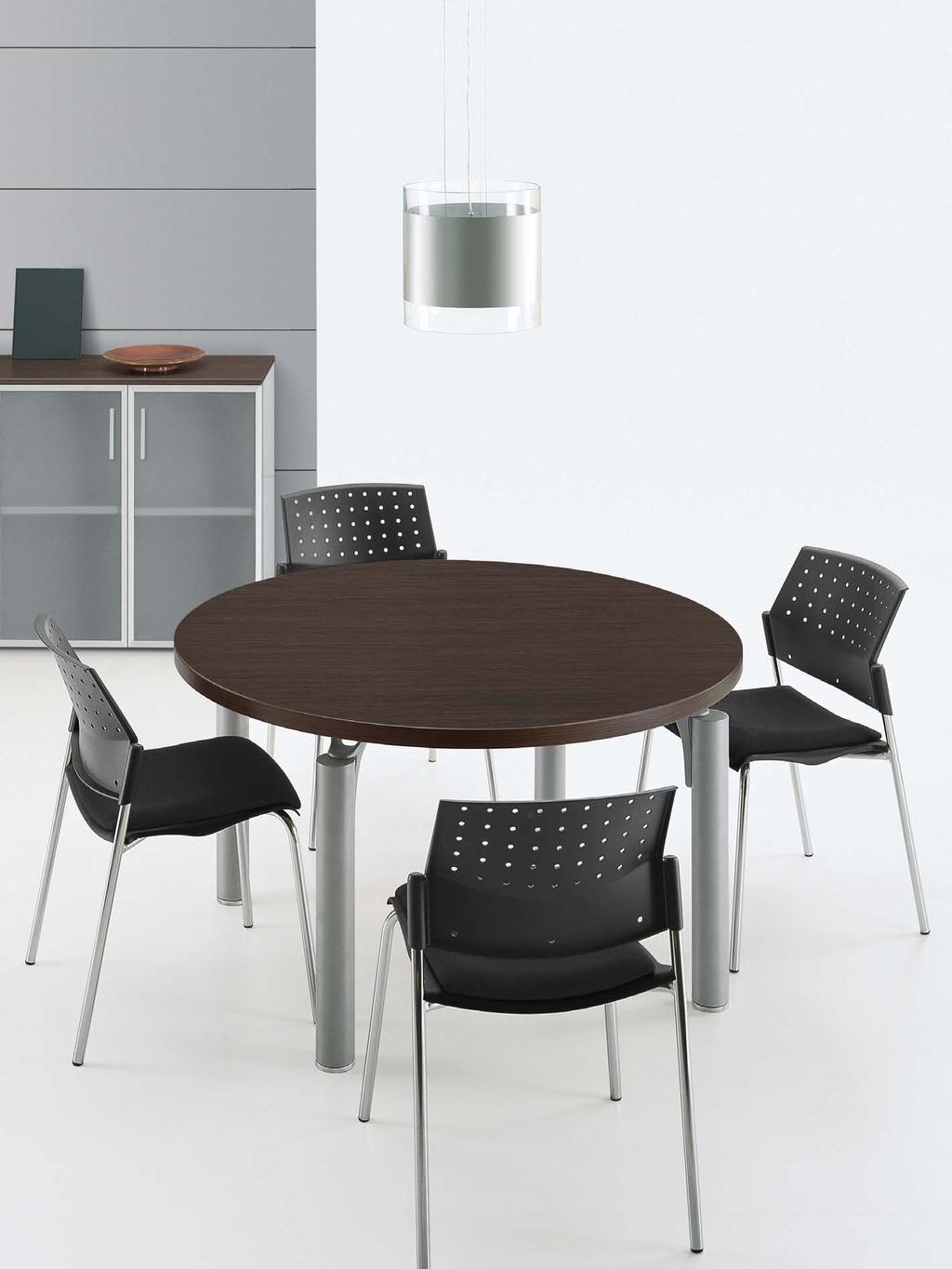 I tavoli riunione rispondono in modo versatile alle esigenze delle attività direzionali con soluzioni finali e personalizzate.