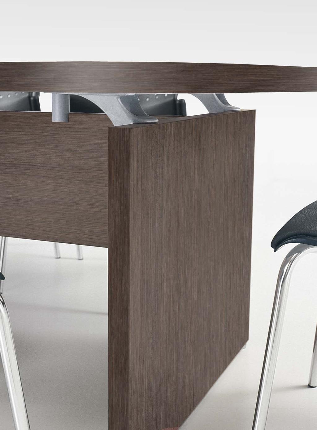 I tavoli riunione con gambe pannellate invece sono dotati di un pannello centrale che ne assicura stabilità e robustezza.