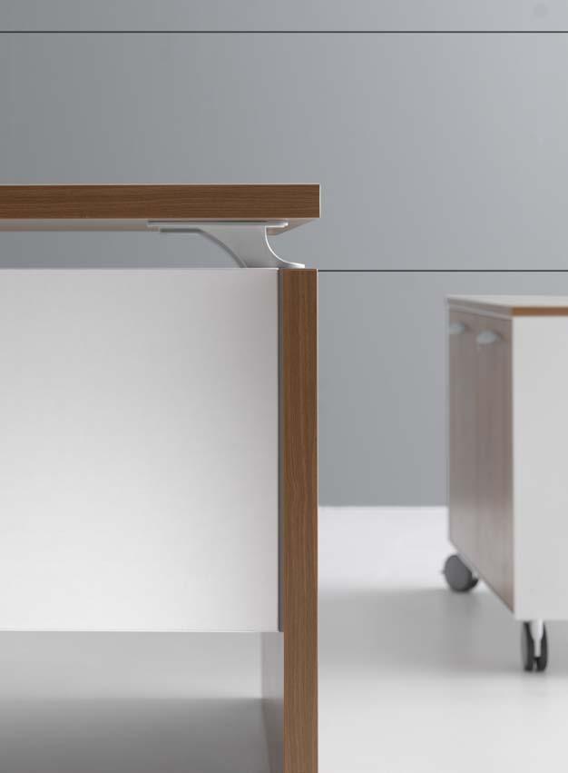 The brackets in the original white finishing give to Zeus workstations a modern and light look.