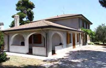 composto da: ingresso, soggiorno, cucina abitabile, due bagni, tre camere. Cl.En.: G - IPE: 436 cod.8322 Euro 295.000 CASA INDIPENDENTE A 12 km da PESARO.