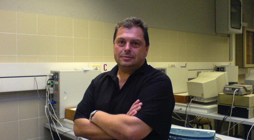 The boss Fabrizio Tellini, assistente di laboratorio Vi prega gentilmente