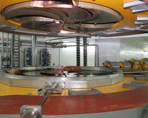 Ciclotroni (2/2) Il ciclotrone è stato proge=ato con l'intenzione di superare le limitazioni dell'acceleratore lineare.