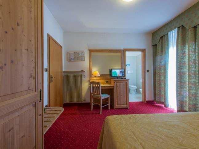 HOTEL LUCIA *** L'Hotel Lucia si trova nella cittadella termale di Levico Terme, in Valsugana, nel cuore del Trentino.