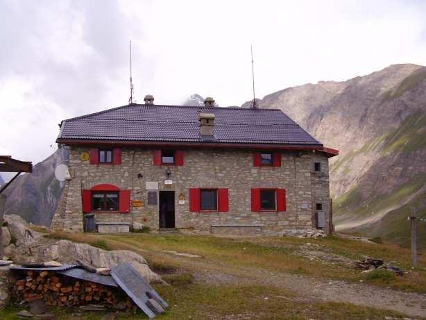 Tipiche case walser a Riale Il Rifugio Città di Busto si trova a 2480 metri di altitudine, in alta Val Formazza.