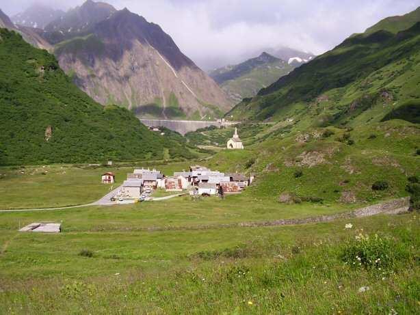 Il rifugio si trova a 2157 metri ed è di proprietà del CAI di Busto Arsizio.