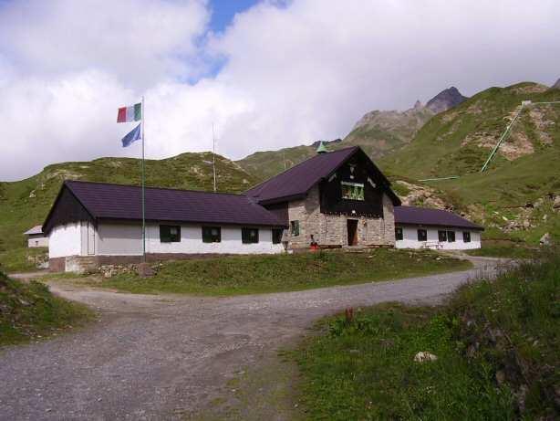 La salita termina in cima al colle, nella zona più pianeggiante dell alpe Toggia, dove si può ammirare un bellissimo panorama.