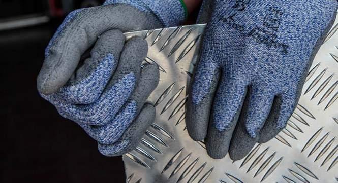 Tipo di superficie di contatto: superfici umide/oleose richiedono guanti con elevato grip. Superfici asciutte richiedono guanti con finitura liscia adesiva per garantire una buona presa.