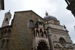 Bergamo Alta, le mura Bergamo Alta è una città con una forte impronta medievale, ma armoniosamente integrata con elementi architettonici civici della dominazione veneziana; troviamo allora le antiche