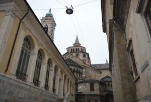 Passeggiando per le irregolari e strette vie medievali della Bergamo Alta non vi sarà difficile immaginare mercanti ed artigiani dell epoca indaffarati e chiassosi o fedeli e timorati di Dio in