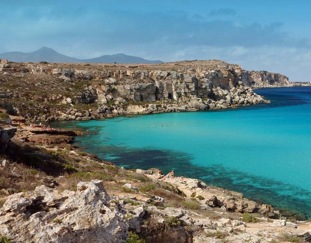 LE ISOLE EGADI FAVIGNANA LEVANZO MARETTIMO Con i suoi 19,4 Kmq, ed i suoi 3500 abitanti è l'isola più grande e popolata dell'arcipelago.