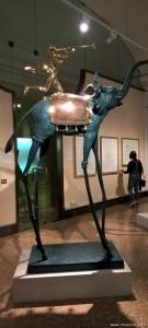 Salvador Dalì, opera in bronzo, foto scattata alla mostra Dalì Experience di L elefante è una delle immagini preferite da Dalì; è spesso rappresentato con delle gambe sottili, come di zanzara, per