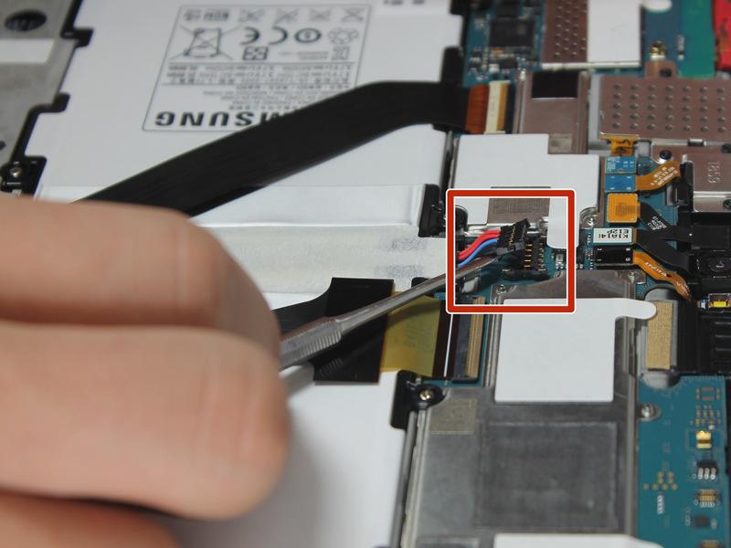 Il collegamento tra la batteria e la scheda madre è un gruppo di quattro fili in corpo nero che si trovano vicino alla metà superiore del dispositivo.