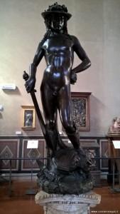 David di Donatello, Museo del Bargello, Il David di Donatello è in bronzo, è alto 1,58 metri e fu innovativo nel modo di rappresentare David, non più re barbuto, scrittore e musico, ma adolescente
