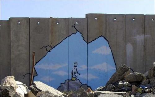 Su un muro di separazione dei territori palestinesi da Israele, a Betlemme (West Bank, Cisgiordania), Banksy ha disegnato una