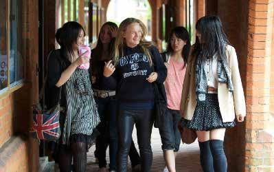 000 studenti provenienti da oltre 150 paesi, il che la rende una delle piu grandi Università del Regno Unito.