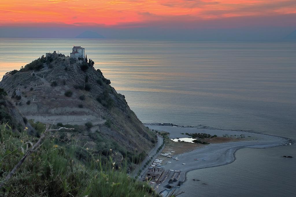 Escursioni per la Sicilia Settentrionale e le Isole Eolie c CAPO d ORLANDO apo d'orlando, centro prevalentemente turistico e commerciale del comprensorio dei nebrodi, nato come borgo di pescatori, è