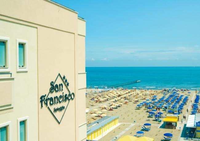 Soggiorni a Rimini Hotel San Francisco Spiaggia *** L hotel San Francisco Spiaggia, situato direttamente sul mare a Rivazzurra senza alcuna via di attraversamento per accedere alla spiaggia, offre