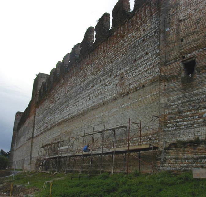 4 - Raccolta ed analisi di precedenti sperimentazioni La fortificazione di Cittadella, la cui costruzione sembra risalire al 1220 su progetto di Benedetto da Cartura, raggiunge l altezza di circa