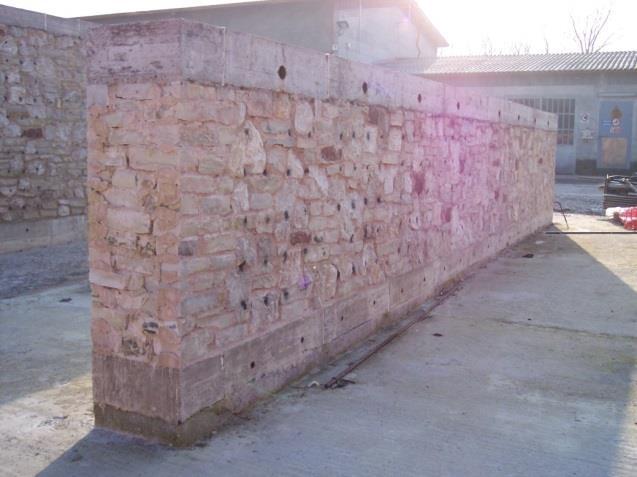 Muratura a paramento singolo Fig. 4.57 Prospetto di realizzazione del muro C (sopra) e risultato finale della sua costruzione (sotto) (Fattori e Scaggiante, 2011).