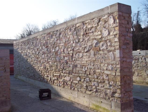65 Prospetto di realizzazione del muro A (sopra) e risultato finale della sua costruzione (sotto) (Fattori e Scaggiante, 2011).