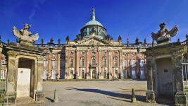 con la simbolica chiesa della Rimembranza, e infine Charlottenburg per contemplare la facciata della residenza prussiana. Il pranzo è libero e la cena in serata.