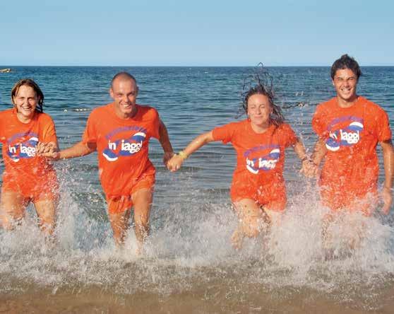 Il corallo antistante la spiaggia è a tratti interrotto, perciò alla barriera corallina si alternano ampie piscine naturali dal fondale sabbioso nelle quali immergersi dalle scalette poste lungo il