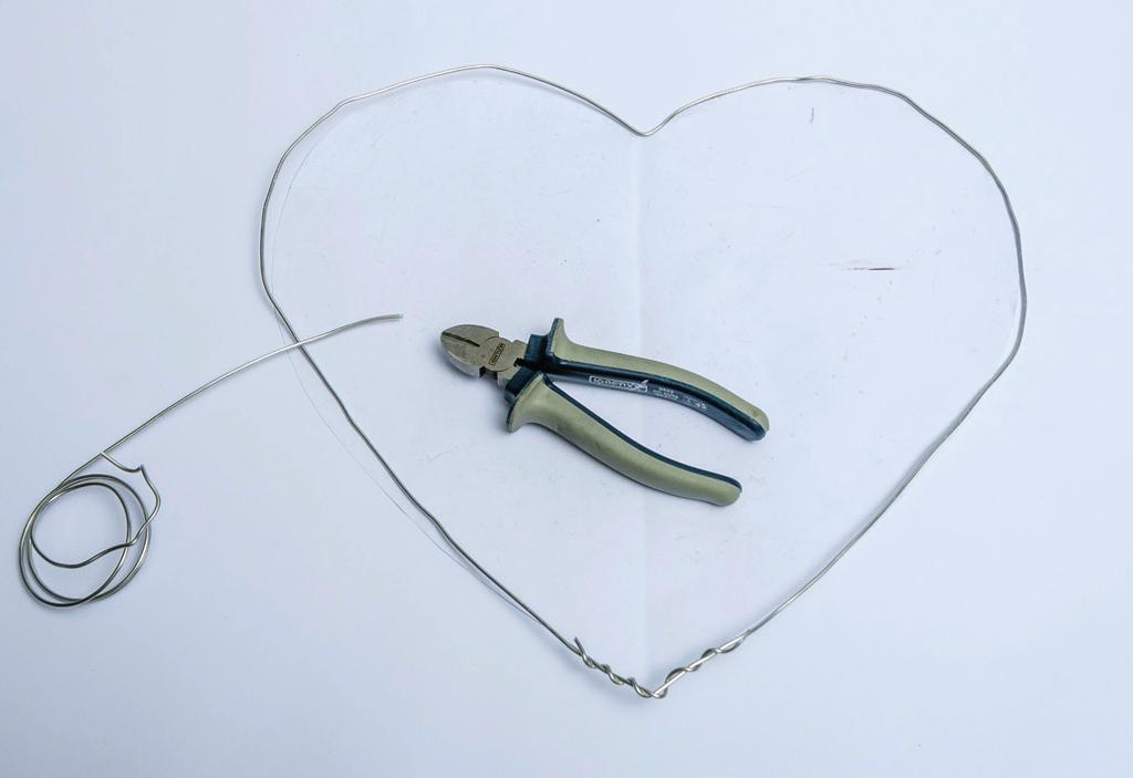 ai bordi del cuore realizzato con il filo d'alluminio.