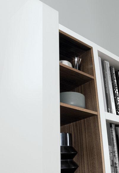 NELLA PAGINA SEGUENTE: COMPOSIZIONE WALL SYSTEM CON STRUTTURA LACCATO OPACO BIANCO. ANTA BOX SCORREVOLE VETRO BIANCO LUCIDO. INSERTI ATTREZZATI NOCE C.