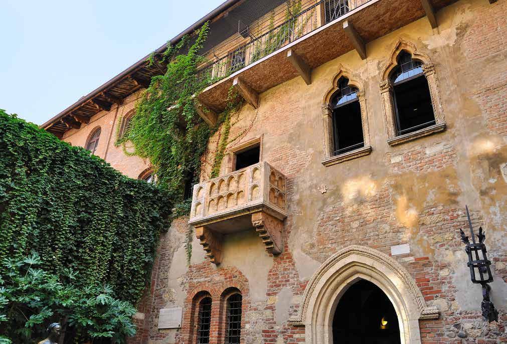 Balcone di Giulietta Verona descritta da Shakespeare in Giulietta e Romeo, è ancora visitabile tra la Torre dei Lamberti, situata in Piazza delle Erbe.