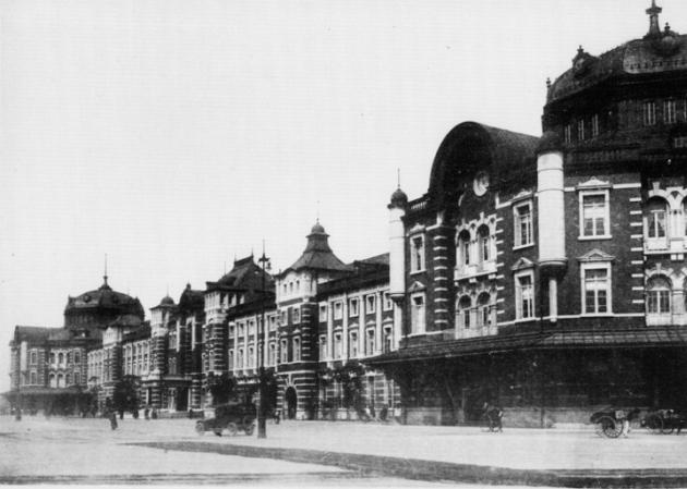 Japan Tokyo Station Building progettato da Tatsuno Kingo nel 1914 in una immagine dei primi anni del XX secolo. 2007 National Diet Library. Japan.