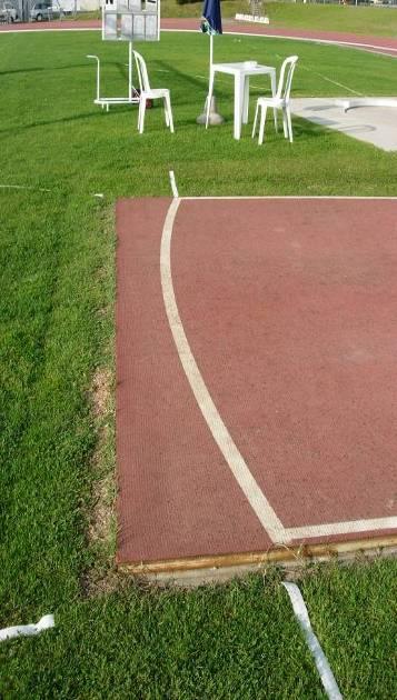 disegnare nel terreno, sempre a 4 m dietro la linea finale dell arco e all esterno delle linee delimitanti la pedana di