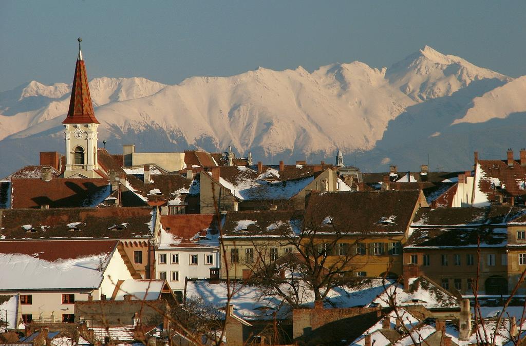 pittoresca chiesa di campagna e del Museo d icone su vetro. Cena tipica presso i contadini di Sibiel. Rientro a Sibius. Pernottamento. 3 Giorno SIBIU SIGHISOARA POIANA BRASOV Prima colazione in hotel.