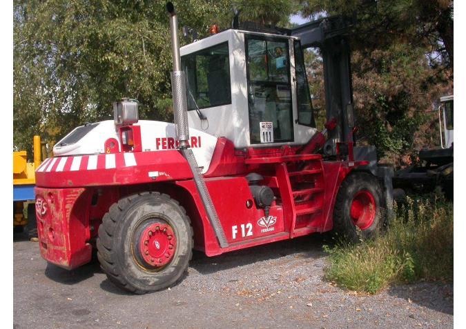 Forklift CVS mod. F12 - Nr. interno LA CISA 111 5 Costruttore: CVS Modello: F12 Anno di costruzione: 2005 Capacità di sollevamento: 16000 kg Baricentro: 600 mm Passo ruota: 3.400 mm Larghezza: 2.