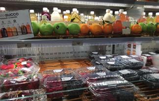 Ampia l area dedicata al salad bar e al juice corner, con macedonie, yogurt, insalate, zuppe, spremute e centrifughe.