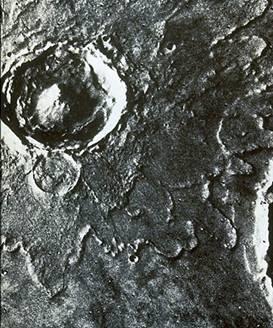 Se la meteora è grossa non si incendia del tutto e cadendo sulla terra prende il nome di meteorite e forma un buco chiamato cratere da impatto.