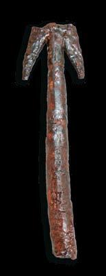 TARSATIČKI PRINCIPIJ KASNOANTIČKO VOJNO ZAPOVJEDNIŠTVO L armatura in bronzo incurvata a semicerchio (T3-9) apparteneva ad un oggetto circolare con diametro di 20 cm.