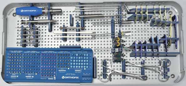 4 TECNICA OPERATORIA 4 5 3 1 2 7 8 10 9 11 12 13 14 16 17 15 6 19 18 CONTENUTO CASSETTA DI STERILIZZAZIONE 1 Impugnatura con attacco rapido DH0455CE 2 Impugnatura per avvitatore esagonale da 1.