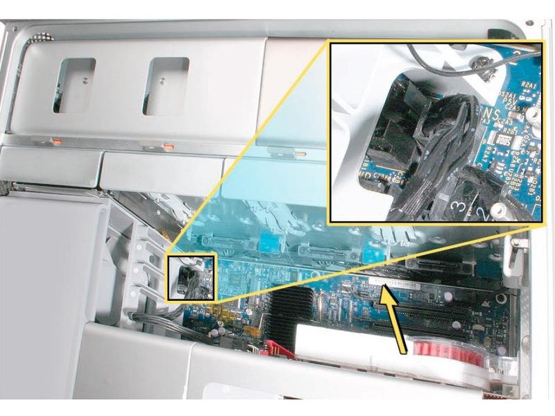 Passo 5 Card con Booster Cable Alcune schede grafiche richiedono uno o due cavi ausiliari che collegano la scheda per i connettori di alimentazione supplementari sul scheda logica.