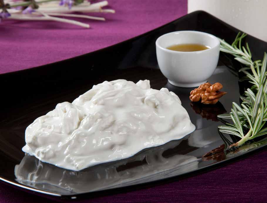 STRACCIATELLA DI BUFALA Una crema di siero (panna) con pezzi di pasta filata che vengono stracciati a mano, si usa come ripieno nelle Burrate ma viene venduta anche sfusa.